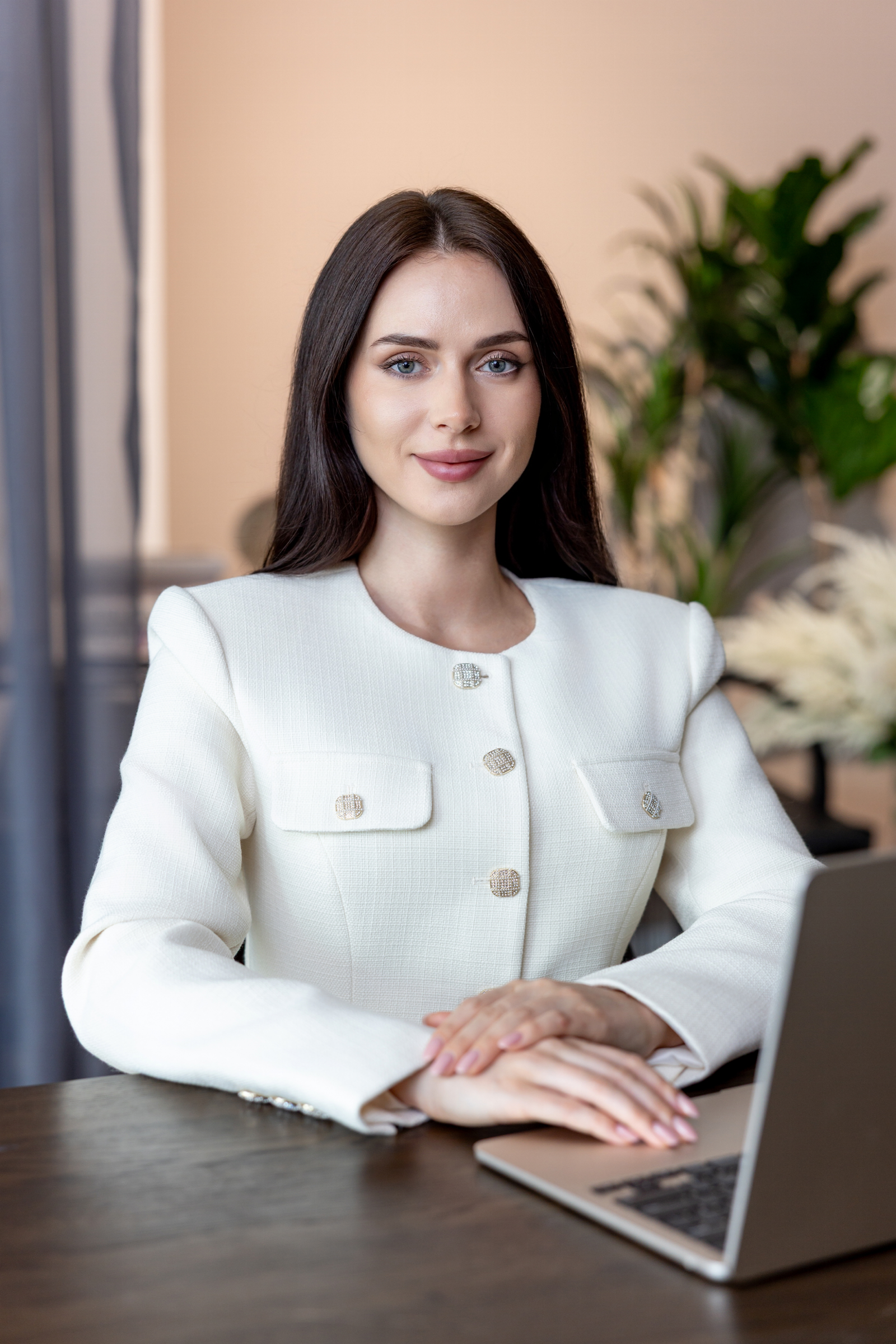 Happy child learning English online in a private 1-on-1 lesson